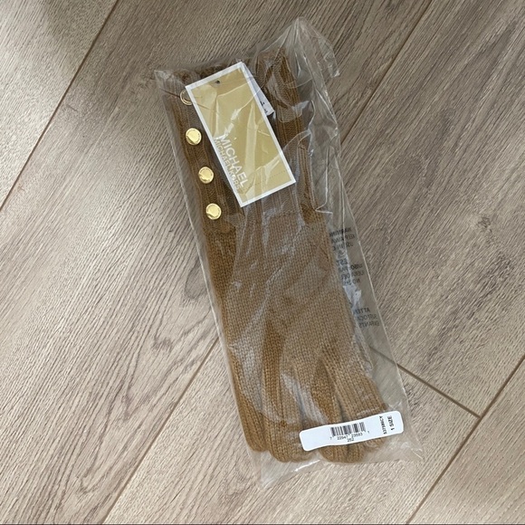 NWT Michael Kors Ribbed Knit Gloves - Picture 2 of 2